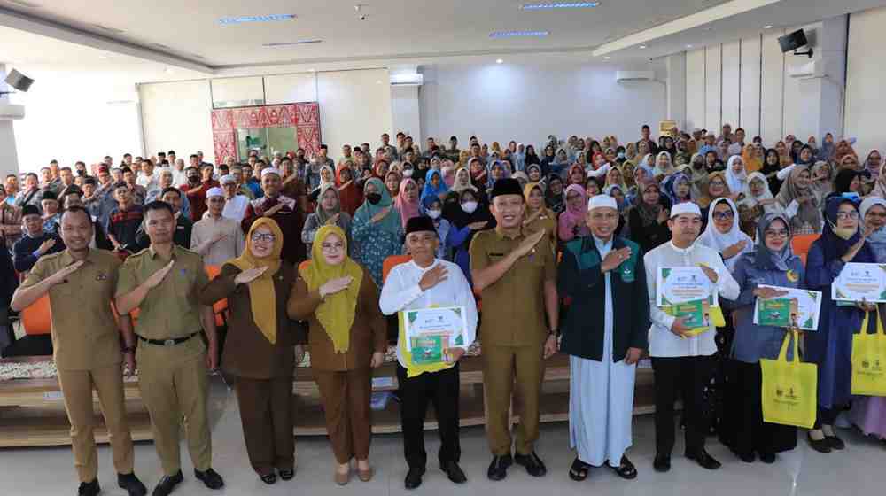 Kepala Dinas Pendidikan Kota Palembang, Adrianus Amri bersama para guru, siswa, dan narasumber pada acara Palembang Ramadhan Bertasbih. Foto: Kominfo Palembang.