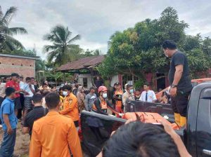 Warga dan tim BPBD Muba mengevakuasi jasad korban yang terbawa arus Sungai Musi, Selasa (18/3/2025). Foto: Kominfo Muba.