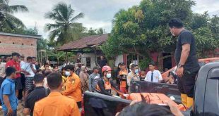 Warga dan tim BPBD Muba mengevakuasi jasad korban yang terbawa arus Sungai Musi, Selasa (18/3/2025). Foto: Kominfo Muba.