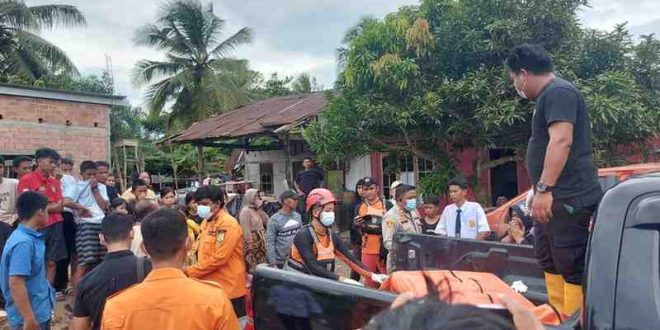 Warga dan tim BPBD Muba mengevakuasi jasad korban yang terbawa arus Sungai Musi, Selasa (18/3/2025). Foto: Kominfo Muba.