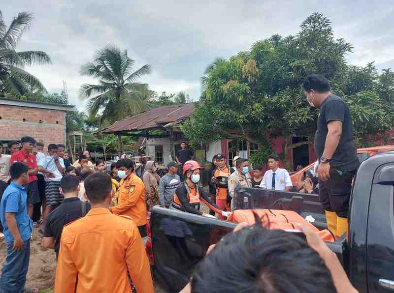 Warga dan tim BPBD Muba mengevakuasi jasad korban yang terbawa arus Sungai Musi, Selasa (18/3/2025). Foto: Kominfo Muba.