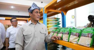 Menteri Pertanian (Mentan) Andi Amran Sulaiman saat meninjau Pasar Murah di halaman kantor Pos Palembang, Selasa (4/3/2025). Foto: Sumselheadline/Pitria.