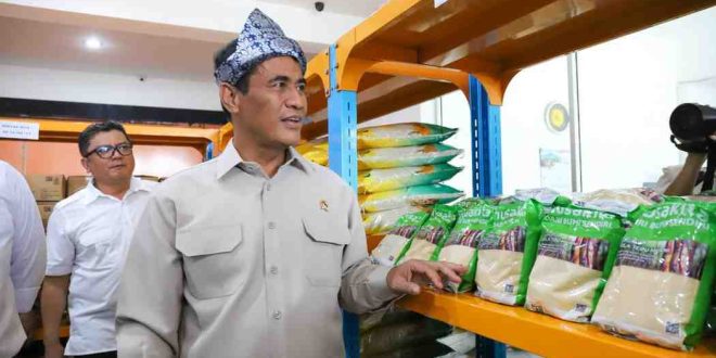 Menteri Pertanian (Mentan) Andi Amran Sulaiman saat meninjau Pasar Murah di halaman kantor Pos Palembang, Selasa (4/3/2025). Foto: Sumselheadline/Pitria.