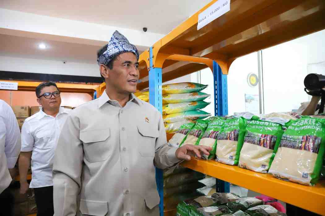 Menteri Pertanian (Mentan) Andi Amran Sulaiman saat meninjau Pasar Murah di halaman kantor Pos Palembang, Selasa (4/3/2025). Foto: Sumselheadline/Pitria.