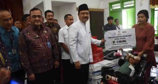 Menteri Sosial, Syaifullah Yusuf secara simbolis menyerahkan bantuan stok cadangan kepada Sumsel yang diterima Sekda Edward Candra, Jumat (28/2/2025). Foto: Humas Pemprov Sumsel.