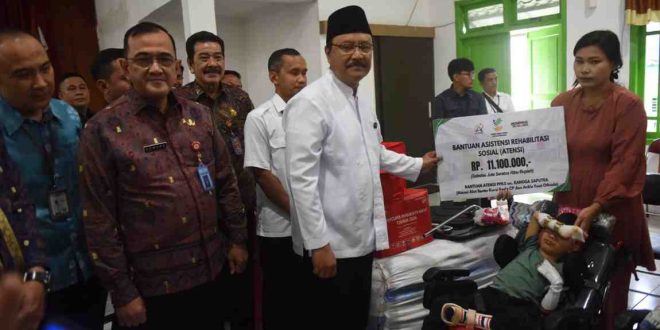 Menteri Sosial, Syaifullah Yusuf secara simbolis menyerahkan bantuan stok cadangan kepada Sumsel yang diterima Sekda Edward Candra, Jumat (28/2/2025). Foto: Humas Pemprov Sumsel.
