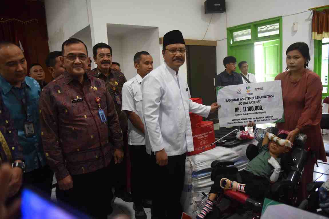 Menteri Sosial, Syaifullah Yusuf secara simbolis menyerahkan bantuan stok cadangan kepada Sumsel yang diterima Sekda Edward Candra, Jumat (28/2/2025). Foto: Humas Pemprov Sumsel.