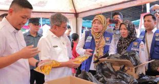 Asisten I Setda Kota Palembang, Heri Aprian meninjau Pasar Ramadana di Jalan Peternakan Sukabangun, Rabu (12/3/2025), Foto: Kominfo Palembang.