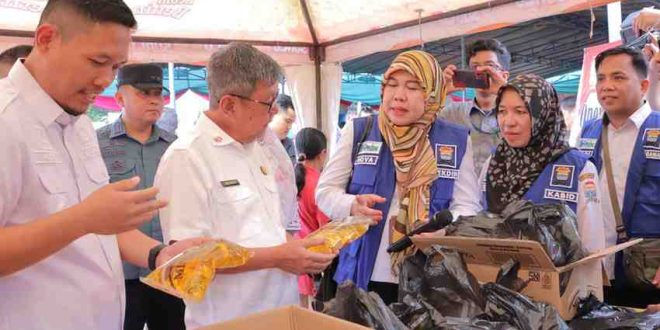 Asisten I Setda Kota Palembang, Heri Aprian meninjau Pasar Ramadana di Jalan Peternakan Sukabangun, Rabu (12/3/2025), Foto: Kominfo Palembang.