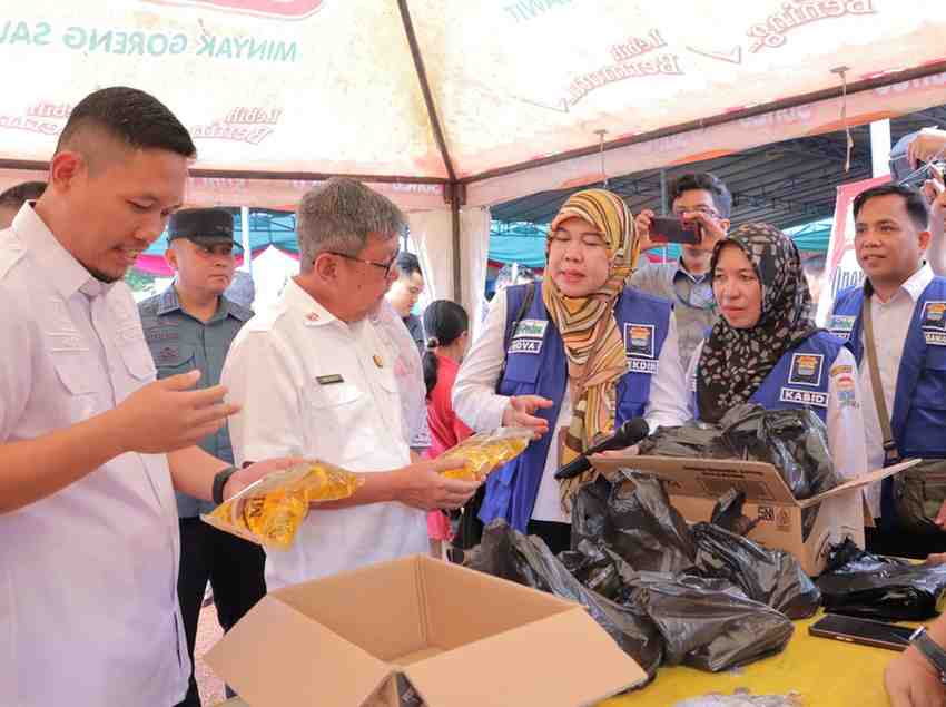 Asisten I Setda Kota Palembang, Heri Aprian meninjau Pasar Ramadana di Jalan Peternakan Sukabangun, Rabu (12/3/2025), Foto: Kominfo Palembang.