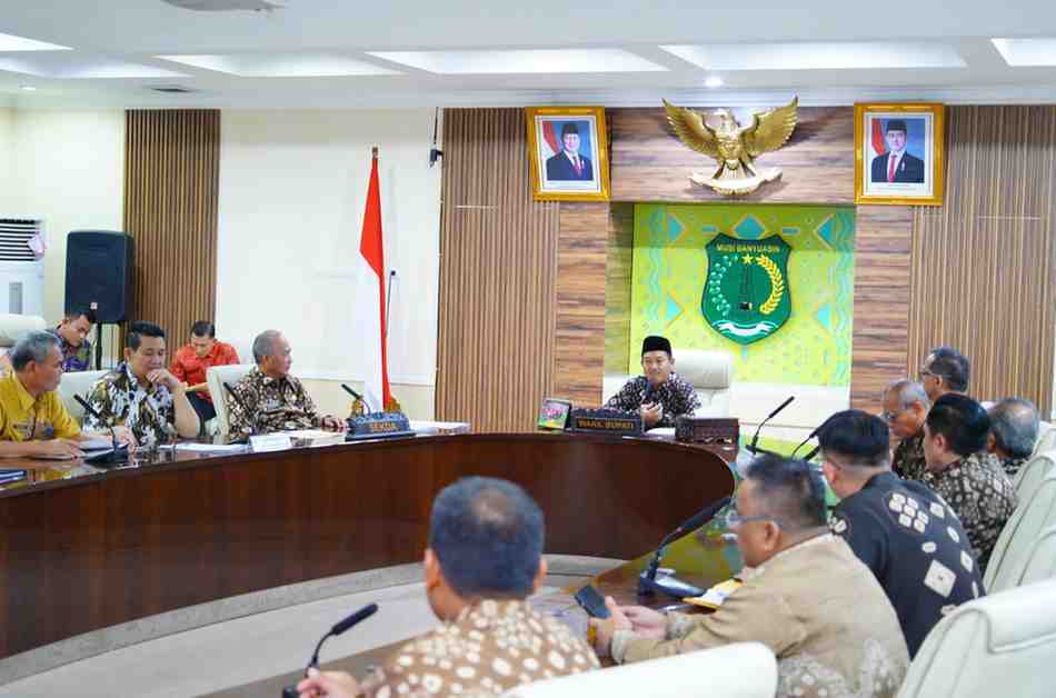 Wabup Muba, Rohman memimpin rapat bersama kepala OPD, dalam rangka sinkronisasi kegiatan pembangunan, Jumat (7/3/2025).Foto: Kominfo Muba.
