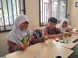 Siswa SDN 25 Palembang menerima menu makanan bergisi gratis, Kamis (6/3/2025). Foto: Sumselheadline/Pitria.