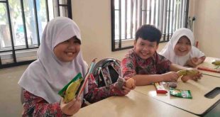 Siswa SDN 25 Palembang menerima menu makanan bergisi gratis, Kamis (6/3/2025). Foto: Sumselheadline/Pitria.