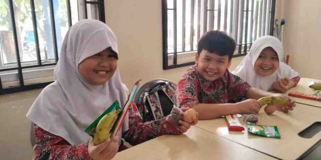 Siswa SDN 25 Palembang menerima menu makanan bergisi gratis, Kamis (6/3/2025). Foto: Sumselheadline/Pitria.
