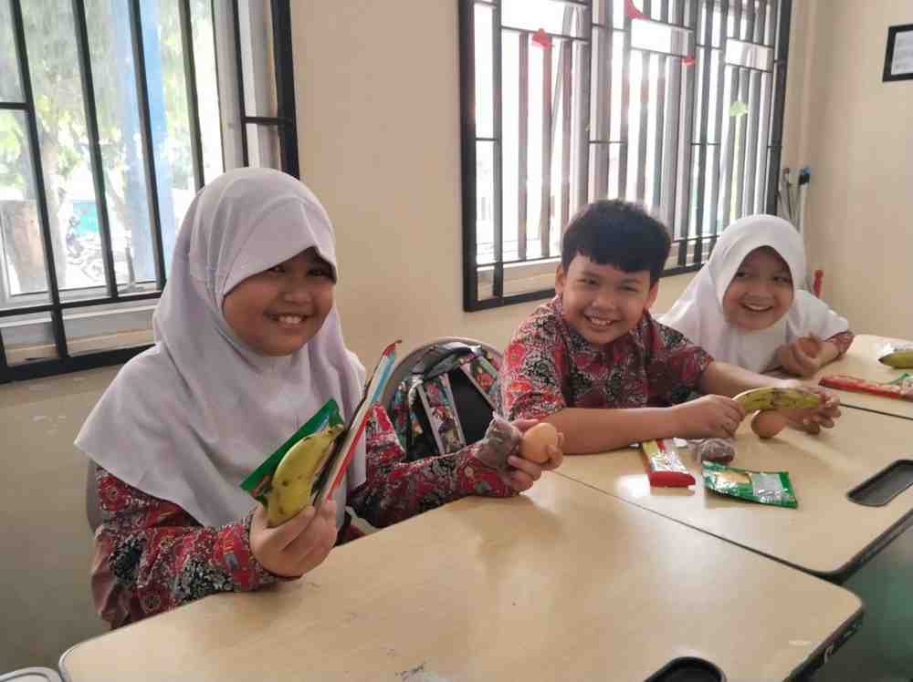 Siswa SDN 25 Palembang menerima menu makanan bergisi gratis, Kamis (6/3/2025). Foto: Sumselheadline/Pitria.
