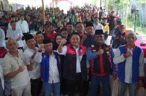 Gubernur Sumsel, Herman Deru bersama para driver ojol di Palembang, Senin (24/3/2025). Foto: Humas Pemprov Sumsel.