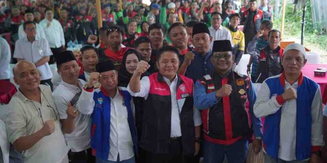 Gubernur Sumsel, Herman Deru bersama para driver ojol di Palembang, Senin (24/3/2025). Foto: Humas Pemprov Sumsel.