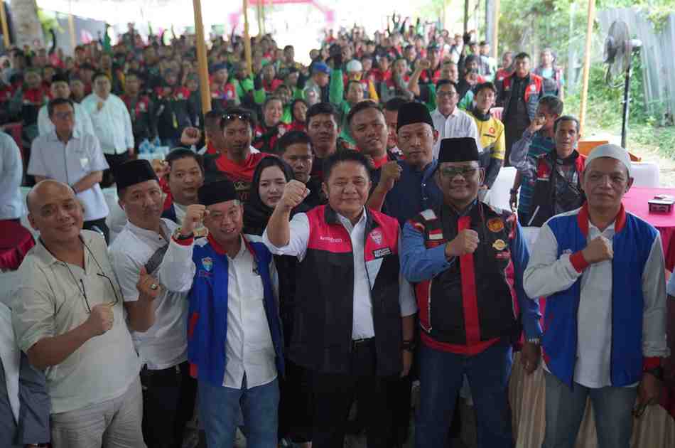 Gubernur Sumsel, Herman Deru bersama para driver ojol di Palembang, Senin (24/3/2025). Foto: Humas Pemprov Sumsel.