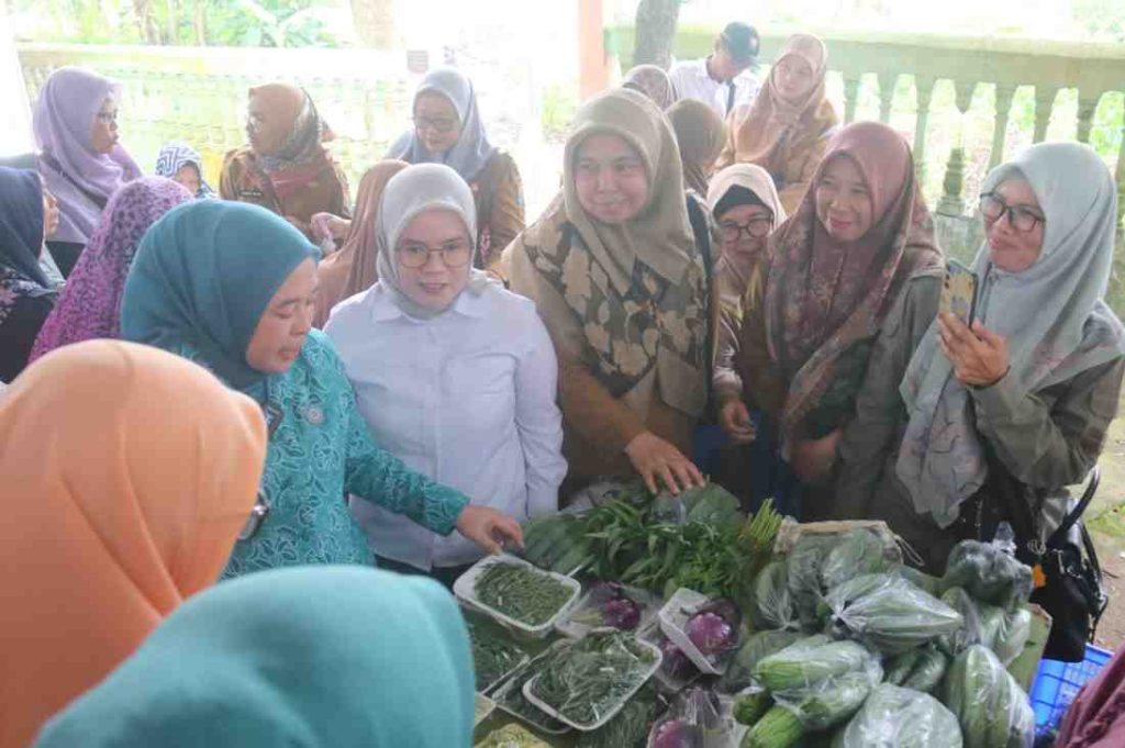 Ketua TP PKK Kota Palembang Dewi Sastrani Ratu Dewa menyaksikan Pasar Murah di Kelurahan Karang Anyar, Selasa (18/3/2025). Foto: Kominfo Palembang.