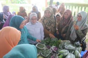 Ketua TP PKK Kota Palembang Dewi Sastrani Ratu Dewa menyaksikan Pasar Murah di Kelurahan Karang Anyar, Selasa (18/3/2025). Foto: Kominfo Palembang.