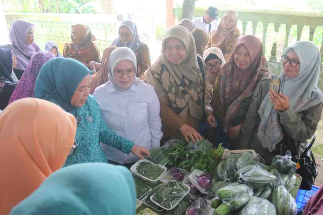 Ketua TP PKK Kota Palembang Dewi Sastrani Ratu Dewa menyaksikan Pasar Murah di Kelurahan Karang Anyar, Selasa (18/3/2025). Foto: Kominfo Palembang.
