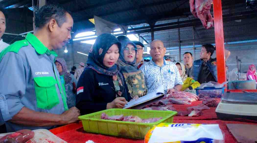 Kapala Disdagprin Azizah diwakili Kepala Bidang Barang Kebutuhan Pokok dan Penting Disdagperin Muba, didampingi oleh unsur Organisasi Perangkat Daerah (OPD) terkait serta Tim Pengendalian Inflasi Daerah (TPID) Kabupaten Muba sidak ke Pasar Sekayu, Jumat (28/2/2025). Foto: Kominfo Muba.