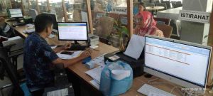 Para pegawai Disdukcapil Muba melayani masyarakat, Selasa (25/3/2025). Foto: Kominfo Muba.