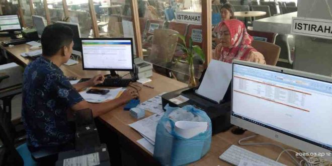 Para pegawai Disdukcapil Muba melayani masyarakat, Selasa (25/3/2025). Foto: Kominfo Muba.