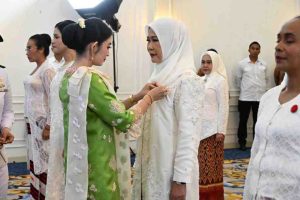 Ketua Dekranas, Silvi Gibran melantik Feby Herman Deru sebagai Ketua Dekranasda Sumsel, Senin (3/3/2025). Foto: Humas Pemprov Sumsel.