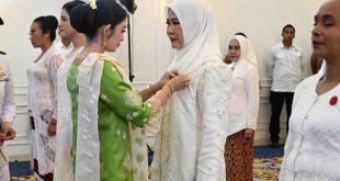 Ketua Dekranas, Silvi Gibran melantik Feby Herman Deru sebagai Ketua Dekranasda Sumsel, Senin (3/3/2025). Foto: Humas Pemprov Sumsel.