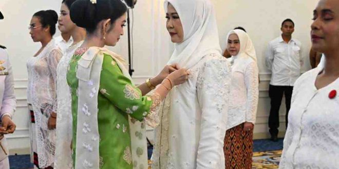 Ketua Dekranas, Silvi Gibran melantik Feby Herman Deru sebagai Ketua Dekranasda Sumsel, Senin (3/3/2025). Foto: Humas Pemprov Sumsel.