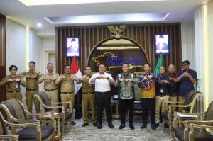 General Manager (GM) PT Perusahaan Listrik Negara (PLN) (Persero) Unit Induk Distribusi (IUD) Sumatera Selatan, Jambi, dan Bengkulu (S2JB), Adhi Herlambang beserta jajaran di Ruang Tamu Gubernur Sumsel, audiensi dengan Gubernur Sumsel Herman Deru. Selasa (18/3/2025). Foto: Humas Pemprov Sumsel.