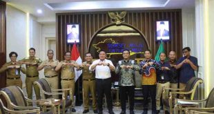General Manager (GM) PT Perusahaan Listrik Negara (PLN) (Persero) Unit Induk Distribusi (IUD) Sumatera Selatan, Jambi, dan Bengkulu (S2JB), Adhi Herlambang beserta jajaran di Ruang Tamu Gubernur Sumsel, audiensi dengan Gubernur Sumsel Herman Deru. Selasa (18/3/2025). Foto: Humas Pemprov Sumsel.