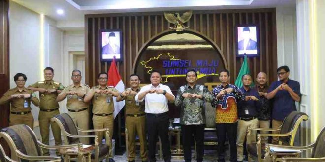 General Manager (GM) PT Perusahaan Listrik Negara (PLN) (Persero) Unit Induk Distribusi (IUD) Sumatera Selatan, Jambi, dan Bengkulu (S2JB), Adhi Herlambang beserta jajaran di Ruang Tamu Gubernur Sumsel, audiensi dengan Gubernur Sumsel Herman Deru. Selasa (18/3/2025). Foto: Humas Pemprov Sumsel.