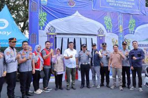 Sekda Palembang, Aprizal bersama petugas di Posko Lebaran Kambang Iwak, Palembang. Foto: Kominfo Palembang.
