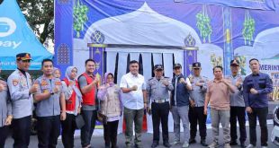 Sekda Palembang, Aprizal bersama petugas di Posko Lebaran Kambang Iwak, Palembang. Foto: Kominfo Palembang.