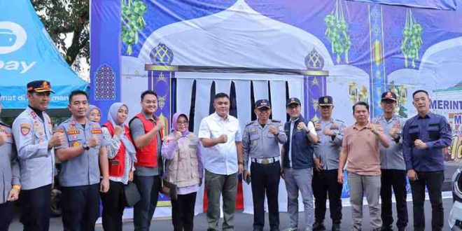 Sekda Palembang, Aprizal bersama petugas di Posko Lebaran Kambang Iwak, Palembang. Foto: Kominfo Palembang.