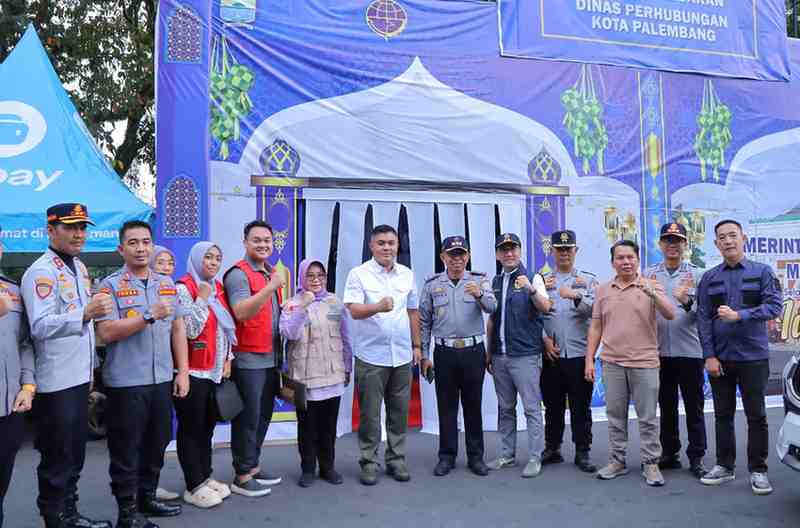 Sekda Palembang, Aprizal bersama petugas di Posko Lebaran Kambang Iwak, Palembang. Foto: Kominfo Palembang.