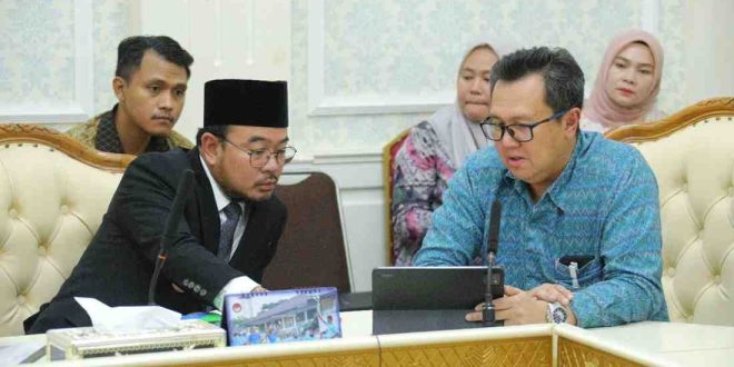 Wakil Walikota (Wawako) Palembang Prima Salam didampingi Kepala Dinas Tenaga Kerja Rediyan Deddy Umrien menerima audensi dari BPJS Ketenagakerjaan di Ruang Rapat II Setda Kota Palembang, Kamis (20/3/2025). Foto: Kominfo Palembang.