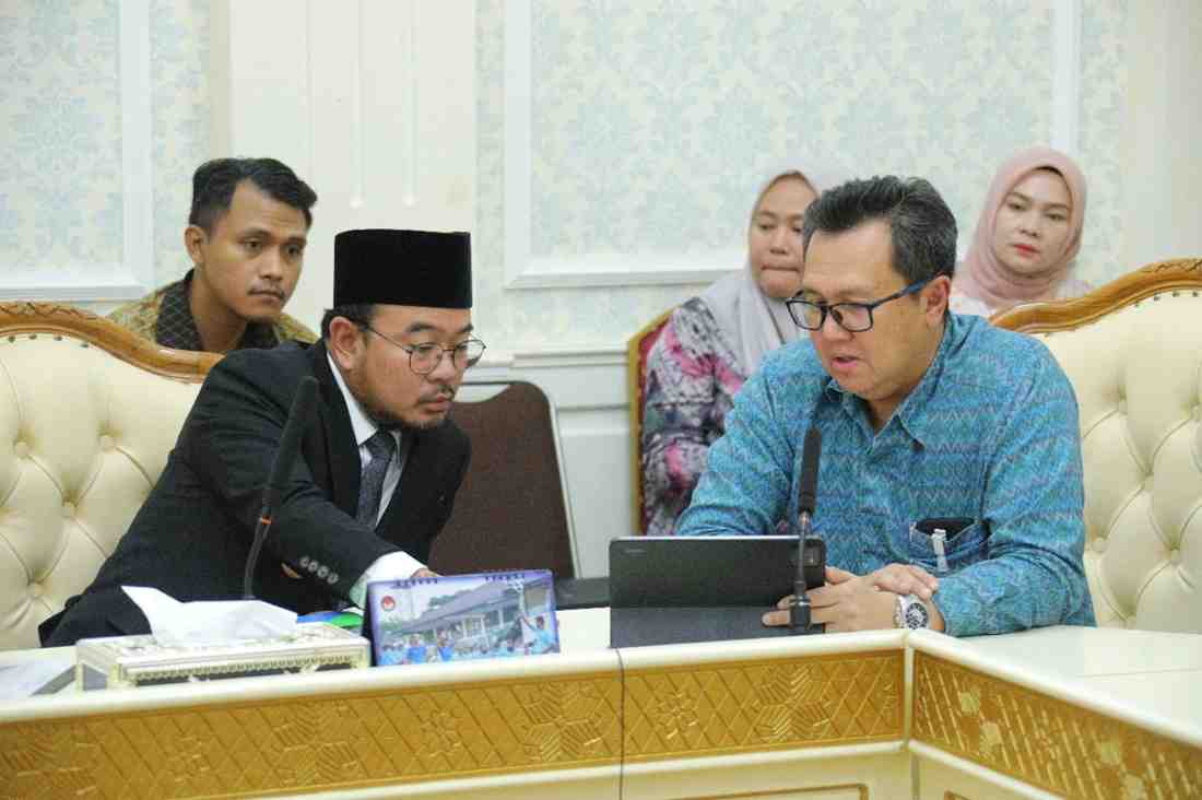 Wakil Walikota (Wawako) Palembang Prima Salam didampingi Kepala Dinas Tenaga Kerja Rediyan Deddy Umrien menerima audensi dari BPJS Ketenagakerjaan di Ruang Rapat II Setda Kota Palembang, Kamis (20/3/2025). Foto: Kominfo Palembang.