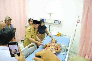 Wakil Walikota Palembang, Prima Salam melihat pasien rawat inap di RS Gandus, Senin (10/3/2025). Foto: Kominfo Palembang.