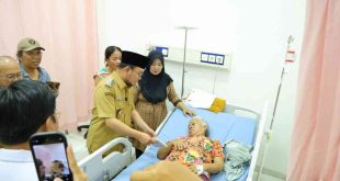 Wakil Walikota Palembang, Prima Salam melihat pasien rawat inap di RS Gandus, Senin (10/3/2025). Foto: Kominfo Palembang.