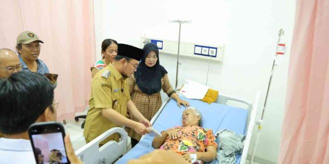 Wakil Walikota Palembang, Prima Salam melihat pasien rawat inap di RS Gandus, Senin (10/3/2025). Foto: Kominfo Palembang.