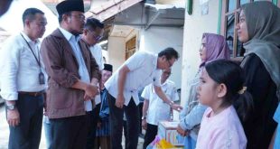 Wawako Palembang, Prima Salam menyerahkan santunan BPJS Ketanagakerjaan kepada keluarga almarhum M Yusuf, Kamis (27/3/2025). Foto: Kominfo Palembang.