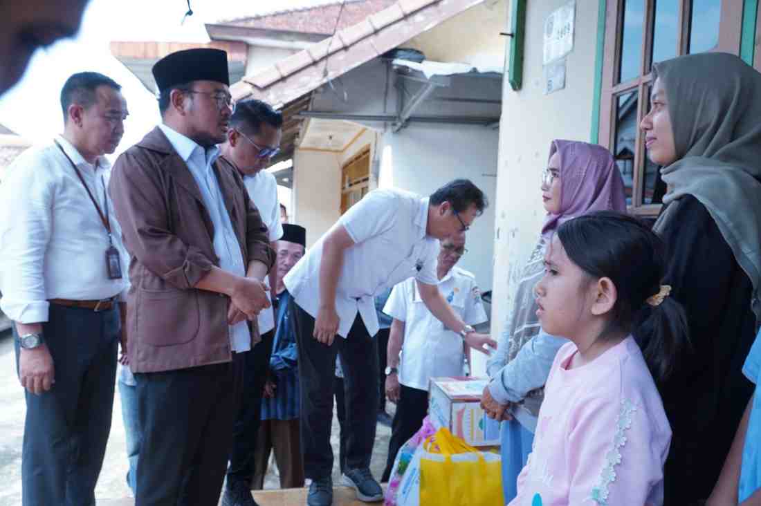 Wawako Palembang, Prima Salam menyerahkan santunan BPJS Ketanagakerjaan kepada keluarga almarhum M Yusuf, Kamis (27/3/2025). Foto: Kominfo Palembang.