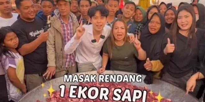 Suasana masak rencang di kuali raksasa dipelataran BKB Palembang. Foto: IG @willie27