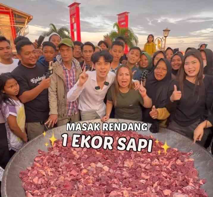 Suasana masak rencang di kuali raksasa dipelataran BKB Palembang. Foto: IG @willie27