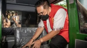Ridwan Mukti, mantan Bupati Mura dan mantan Gubernur Bengkulu, saat trurun dari mobil Kejaksaan Tinggi Sumsel, Selasa (4/3/2025). Foto: Dok antara