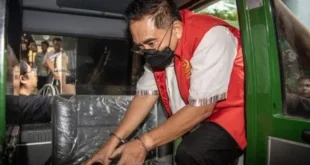 Ridwan Mukti, mantan Bupati Mura dan mantan Gubernur Bengkulu, saat trurun dari mobil Kejaksaan Tinggi Sumsel, Selasa (4/3/2025). Foto: Dok antara