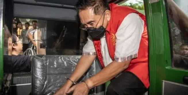 Ridwan Mukti, mantan Bupati Mura dan mantan Gubernur Bengkulu, saat trurun dari mobil Kejaksaan Tinggi Sumsel, Selasa (4/3/2025). Foto: Dok antara